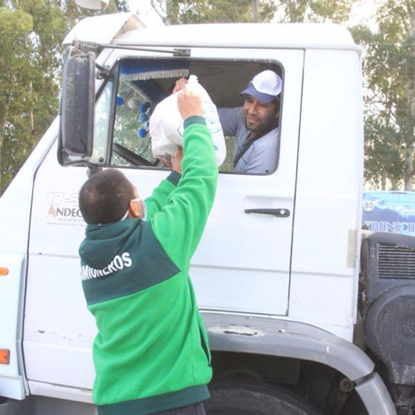 Entrega de alimentos y elementos de higiene a compañeros camioneros