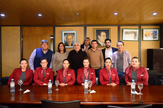 Hugo y Pablo Moyano con trabajadoras Aeronavegantes