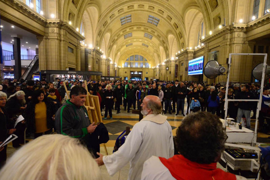 Misa por el Día del Recolector en el hall de la estación Constitución