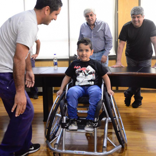 Entrega de una silla adaptada al hijo de uno de nuestros afiliados